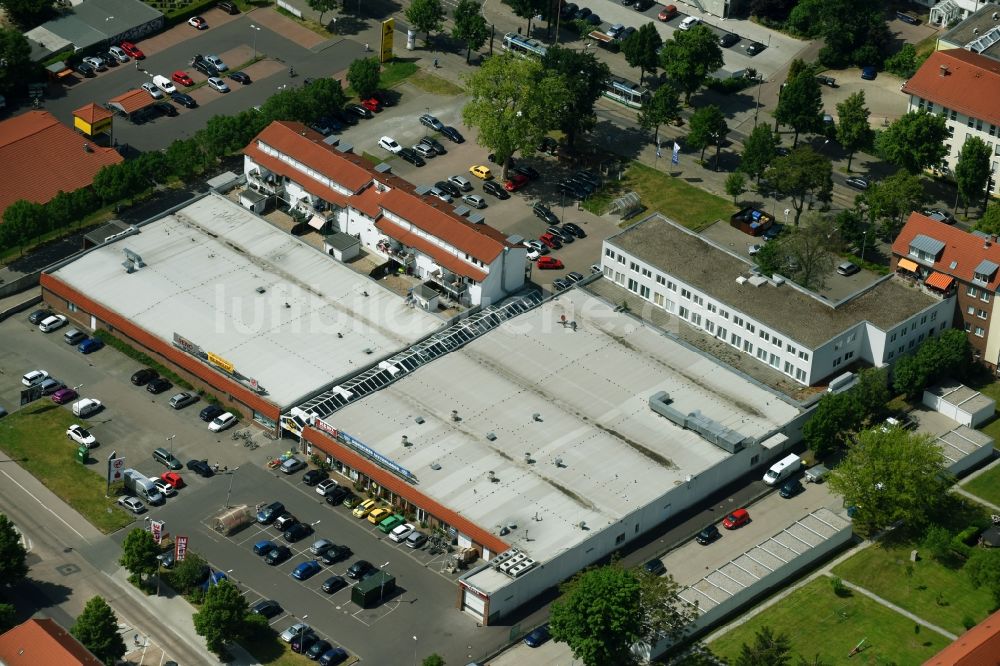 Magdeburg aus der Vogelperspektive: Gebäude des Einkaufszentrum an der Großen Diesdorfer Straße in Magdeburg im Bundesland Sachsen-Anhalt, Deutschland