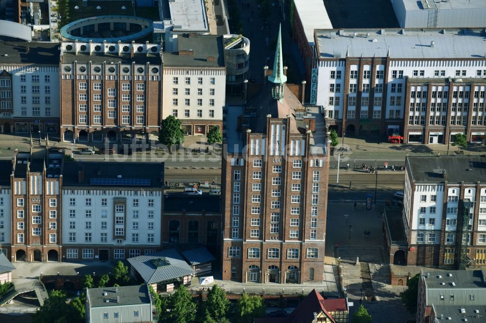 Luftbild Rostock - Gebäude des Einkaufszentrum Hanse Passage in der Altstadt in Rostock im Bundesland Mecklenburg-Vorpommern, Deutschland