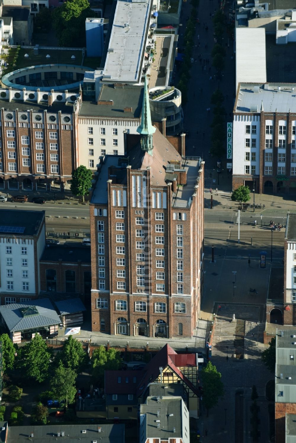 Luftaufnahme Rostock - Gebäude des Einkaufszentrum Hanse Passage in der Altstadt in Rostock im Bundesland Mecklenburg-Vorpommern, Deutschland