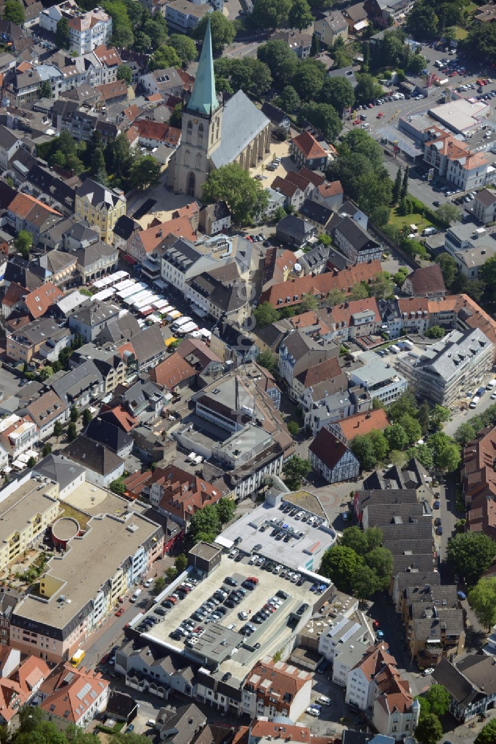 Unna von oben - Gebäude des Einkaufszentrum an der Hertinger Straße - Flügelstraße in Unna im Bundesland Nordrhein-Westfalen