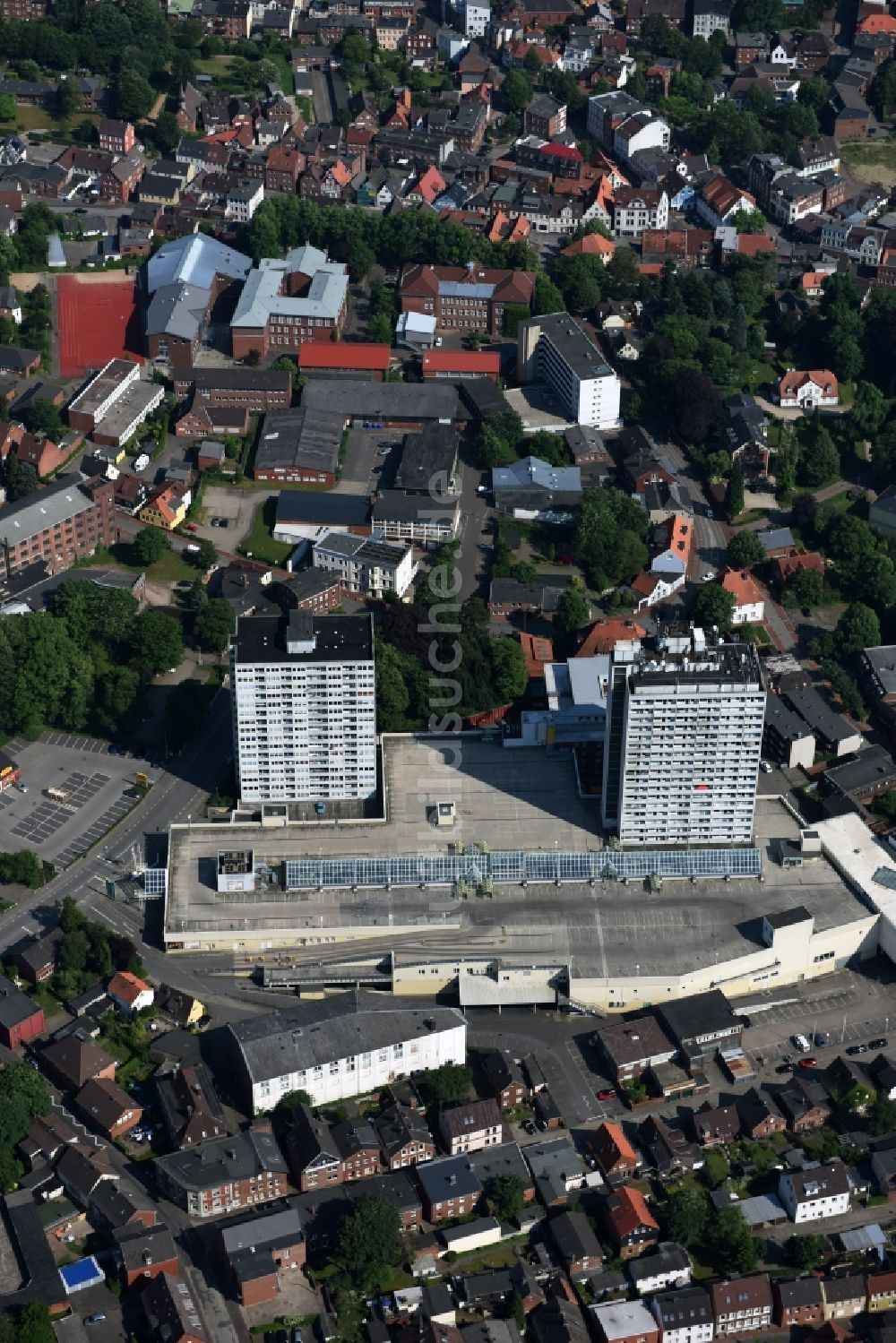 Itzehoe von oben - Gebäude des Einkaufszentrum Holstein Center Feldschmiedekamp in Itzehoe im Bundesland Schleswig-Holstein