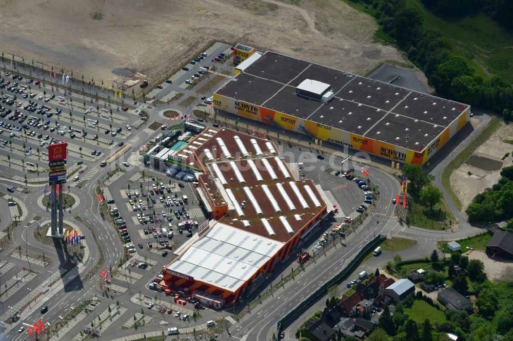 Luftaufnahme Dänischburg, Lübeck - Gebäude des Einkaufszentrum HORNBACH Baumarkt in Dänischburg, Lübeck im Bundesland Schleswig-Holstein