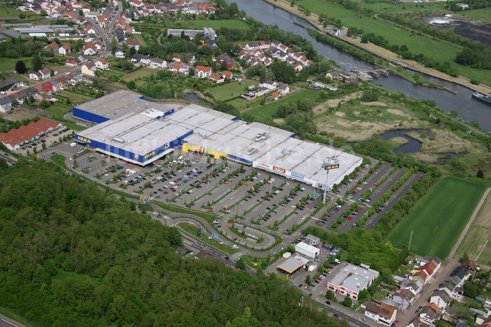 Saarlouis von oben - Gebäude des Einkaufszentrum des IKEA Einrichtungshauses in Saarlouis im Bundesland Saarland