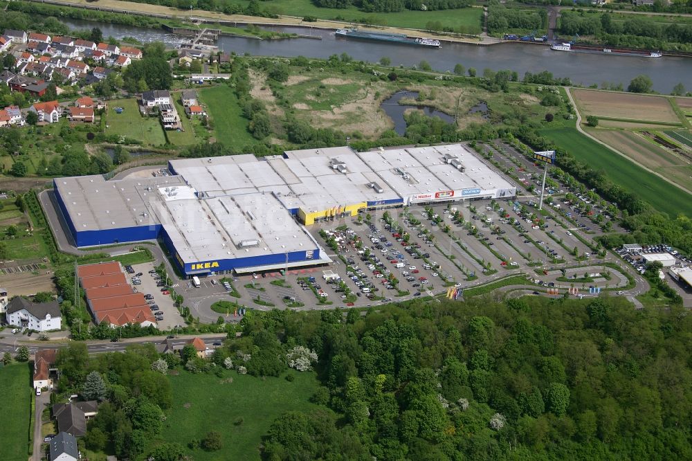 Luftaufnahme Saarlouis - Gebäude des Einkaufszentrum des IKEA Einrichtungshauses in Saarlouis im Bundesland Saarland