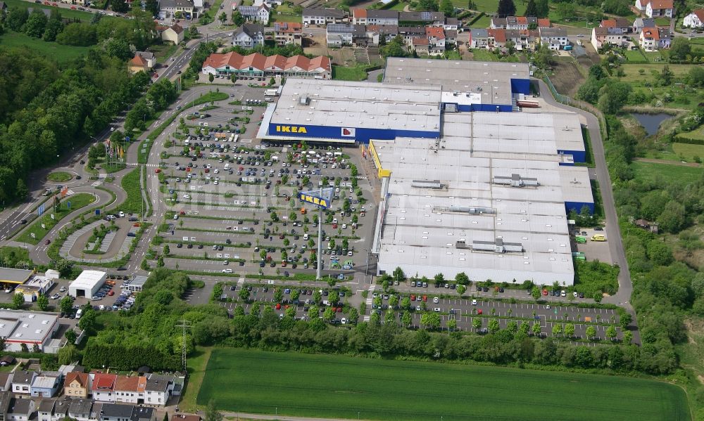 Luftaufnahme Saarlouis - Gebäude des Einkaufszentrum des IKEA Einrichtungshauses in Saarlouis im Bundesland Saarland