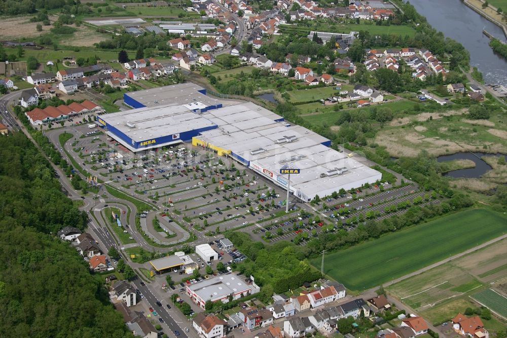 Saarlouis von oben - Gebäude des Einkaufszentrum des IKEA Einrichtungshauses in Saarlouis im Bundesland Saarland