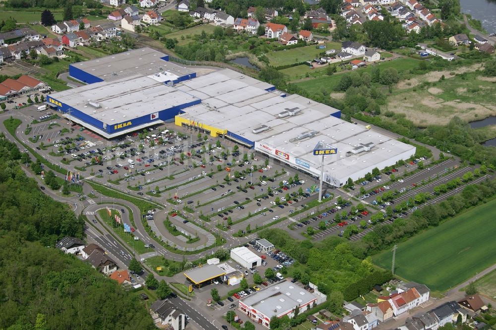 Saarlouis aus der Vogelperspektive: Gebäude des Einkaufszentrum des IKEA Einrichtungshauses in Saarlouis im Bundesland Saarland