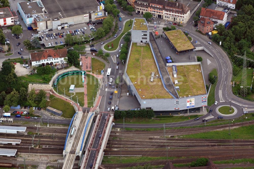 Weil am Rhein von oben - Gebäude des Einkaufszentrum Insel, Friedensbrücke und Tram Endstation in Weil am Rhein im Bundesland Baden-Württemberg