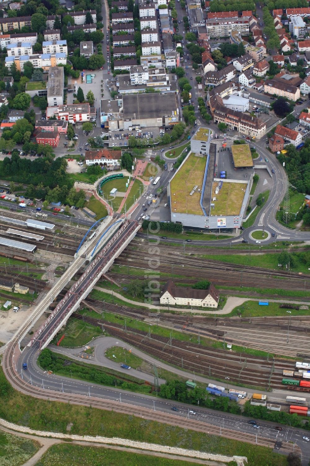 Weil am Rhein aus der Vogelperspektive: Gebäude des Einkaufszentrum Insel, Friedensbrücke und Tram Endstation in Weil am Rhein im Bundesland Baden-Württemberg