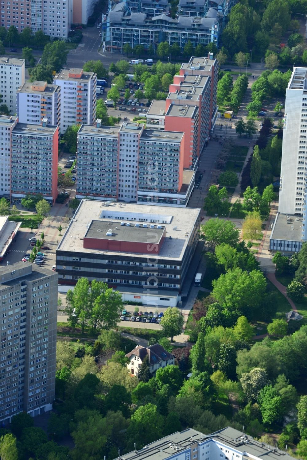 Berlin aus der Vogelperspektive: Gebäude des Einkaufszentrum - Kaufhauses am Fennpfuhl am Anton-Saefkow-Platz in Berlin