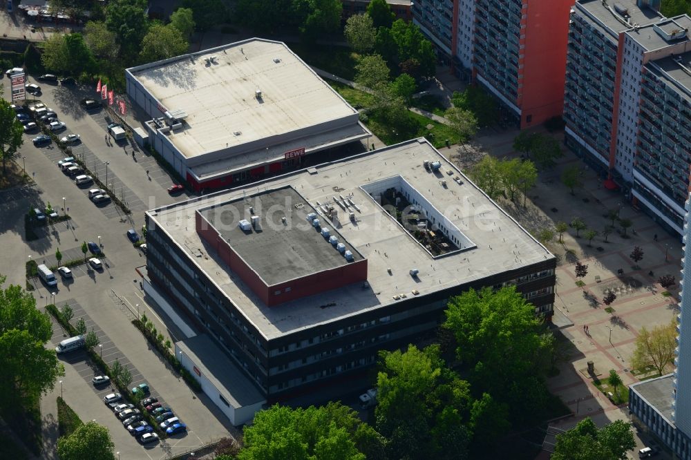 Luftbild Berlin - Gebäude des Einkaufszentrum - Kaufhauses am Fennpfuhl am Anton-Saefkow-Platz in Berlin