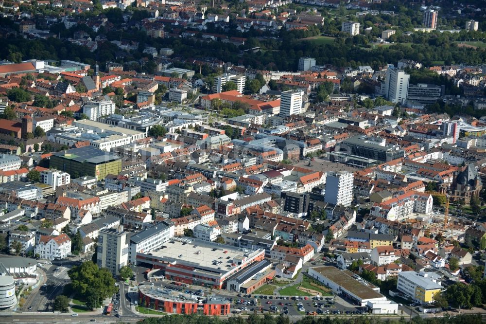 Luftaufnahme Hanau - Gebäude des Einkaufszentrum Kaufland im Innenstadtbereich in Hanau im Bundesland Hessen