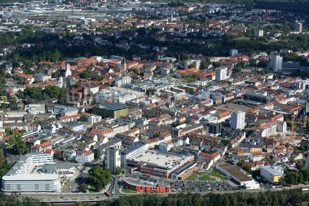 Hanau von oben - Gebäude des Einkaufszentrum Kaufland im Innenstadtbereich in Hanau im Bundesland Hessen