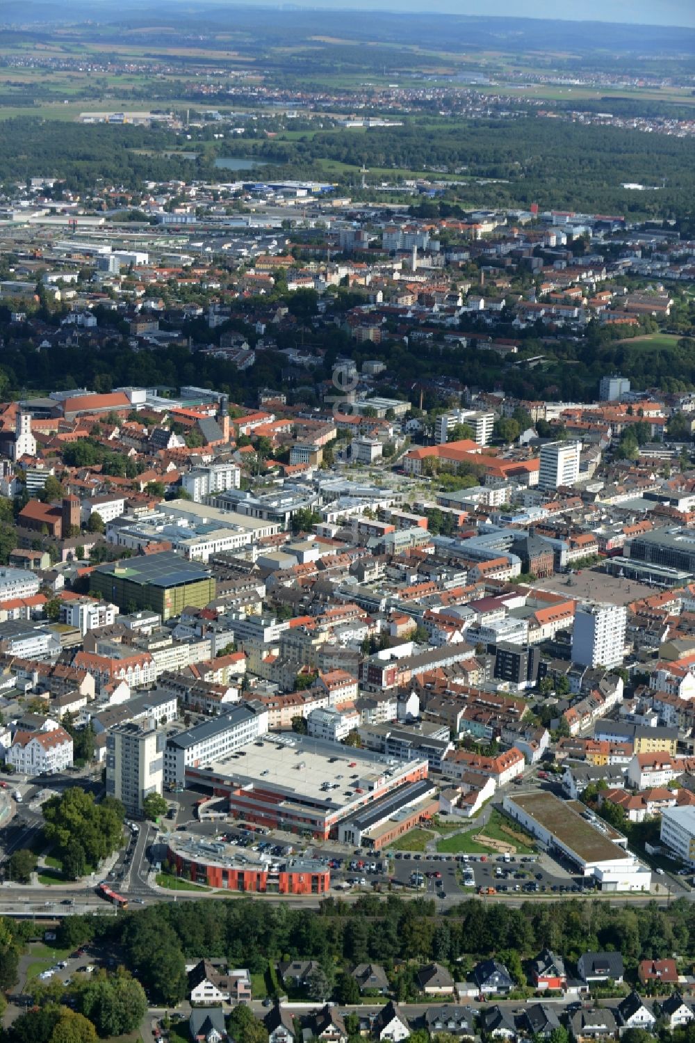 Hanau aus der Vogelperspektive: Gebäude des Einkaufszentrum Kaufland im Innenstadtbereich in Hanau im Bundesland Hessen