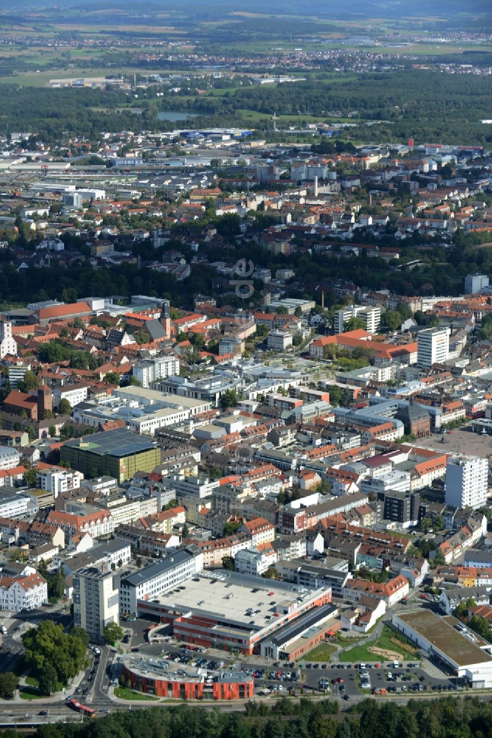 Luftbild Hanau - Gebäude des Einkaufszentrum Kaufland im Innenstadtbereich in Hanau im Bundesland Hessen