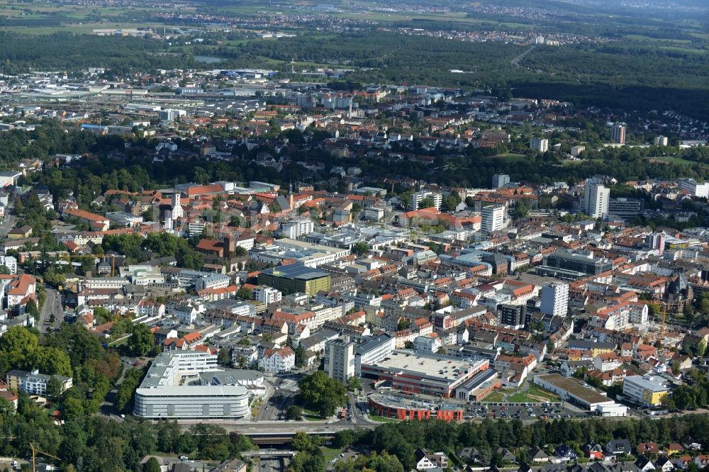 Hanau von oben - Gebäude des Einkaufszentrum Kaufland im Innenstadtbereich in Hanau im Bundesland Hessen