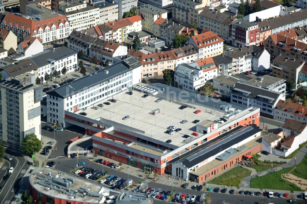 Hanau von oben - Gebäude des Einkaufszentrum Kaufland Am Steinheimer Tor in Hanau im Bundesland Hessen