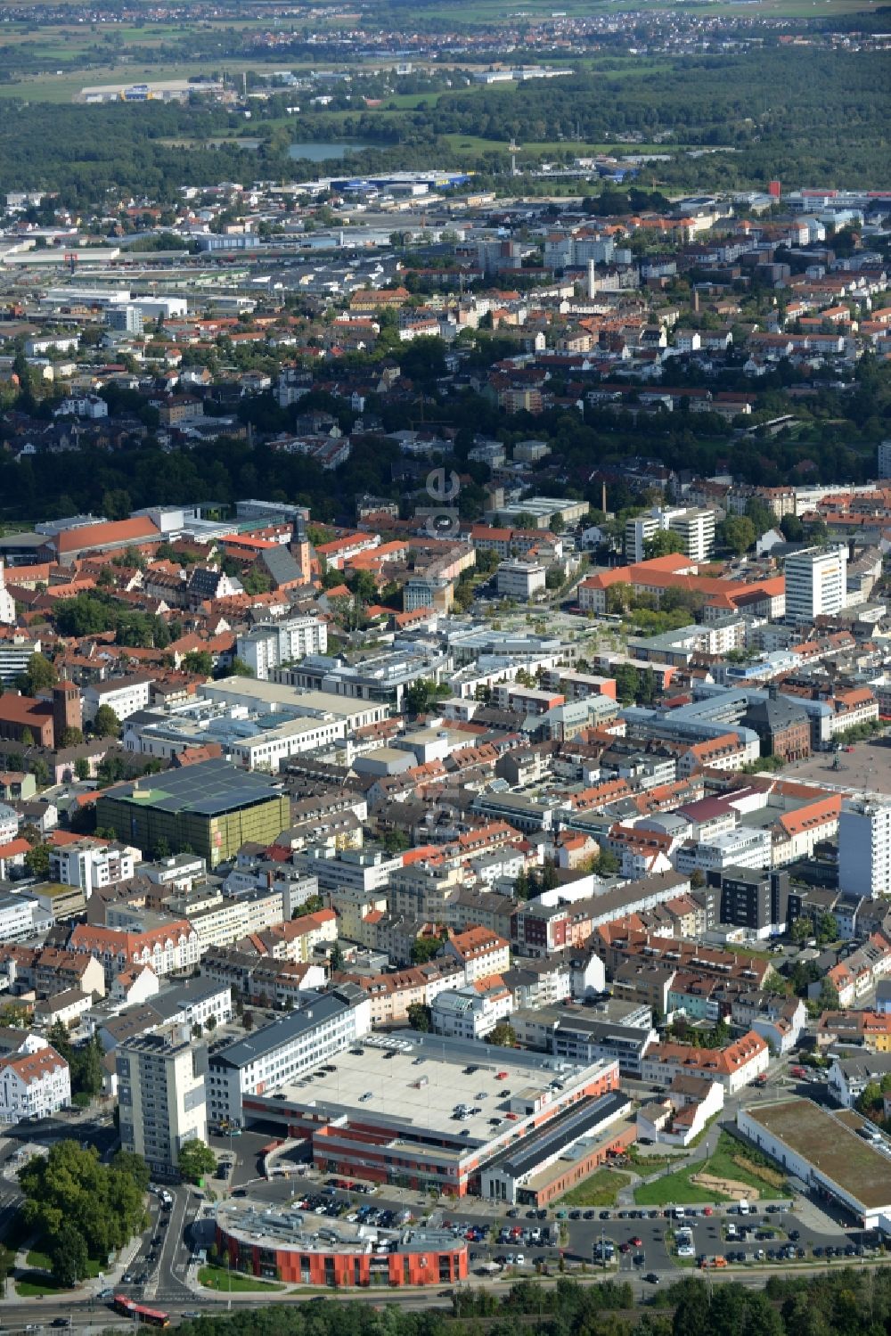 Hanau aus der Vogelperspektive: Gebäude des Einkaufszentrum Kaufland Am Steinheimer Tor in Hanau im Bundesland Hessen