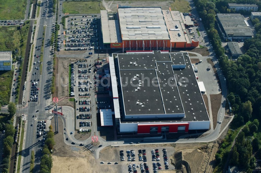 Berlin aus der Vogelperspektive: Gebäude des Einkaufszentrum an der Landsberger Allee in Berlin Lichtenberg im Bundesland Berlin, Deutschland