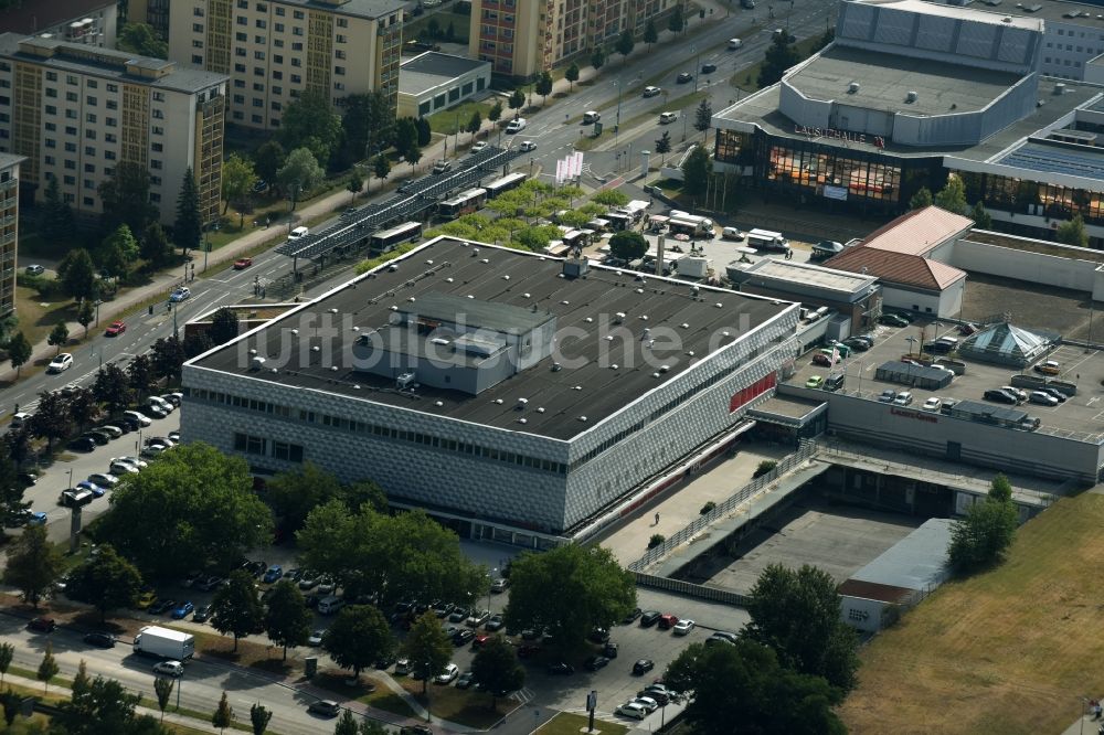 Hoyerswerda von oben - Gebäude des Einkaufszentrum am Lausitzer Platz in Hoyerswerda im Bundesland Sachsen