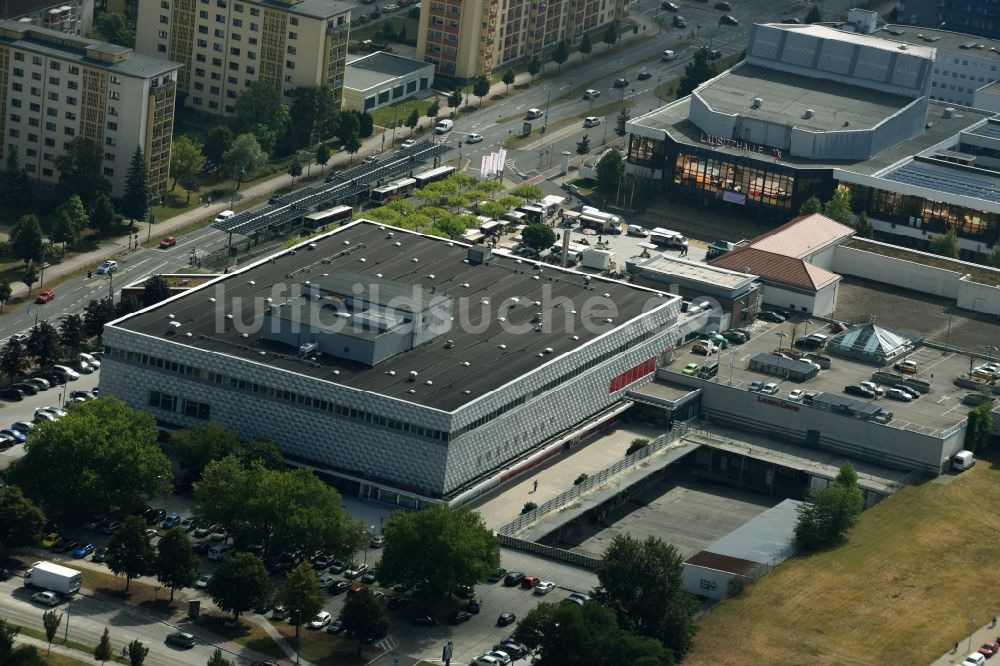 Hoyerswerda aus der Vogelperspektive: Gebäude des Einkaufszentrum am Lausitzer Platz in Hoyerswerda im Bundesland Sachsen