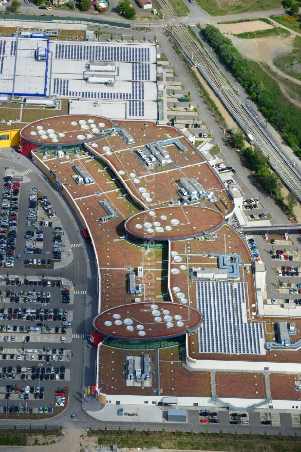 Dänischburg, Lübeck von oben - Gebäude des Einkaufszentrum LUV SHOPPING in Dänischburg, Lübeck im Bundesland Schleswig-Holstein