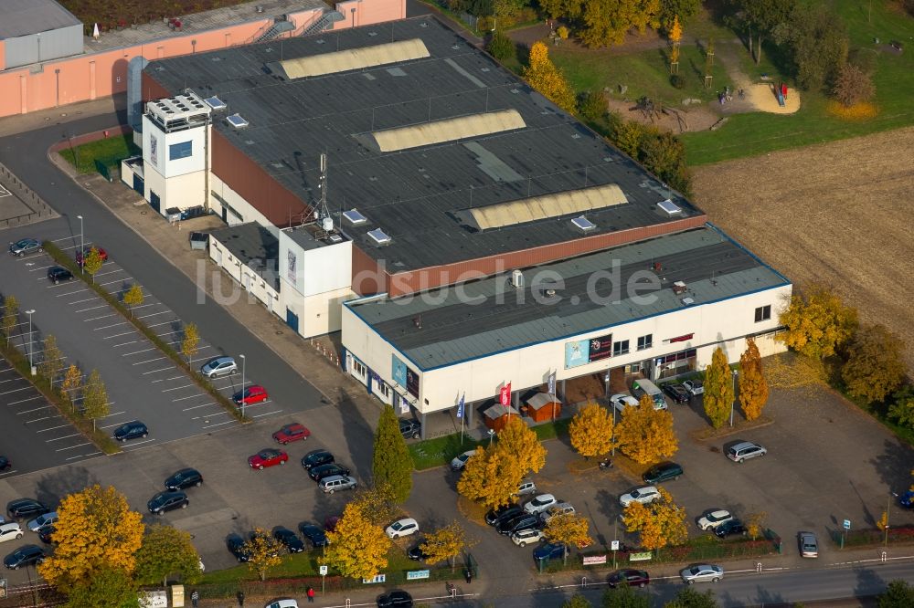 Hamm von oben - Gebäude des Einkaufszentrum Maximilian-Center mit Eissporthalle und Westpress-Arena im herbstlichen Stadtteil Werries in Hamm im Bundesland Nordrhein-Westfalen