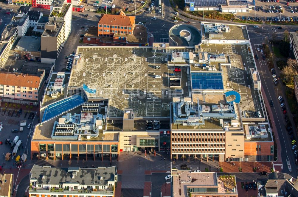 Dinslaken von oben - Gebäude des Einkaufszentrum Neutor Galerie an der Saarstraße in Dinslaken im Bundesland Nordrhein-Westfalen