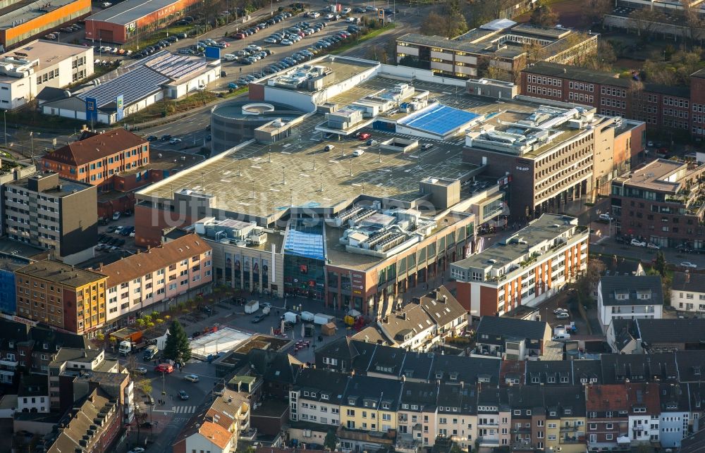 Dinslaken von oben - Gebäude des Einkaufszentrum Neutor Galerie an der Saarstraße in Dinslaken im Bundesland Nordrhein-Westfalen