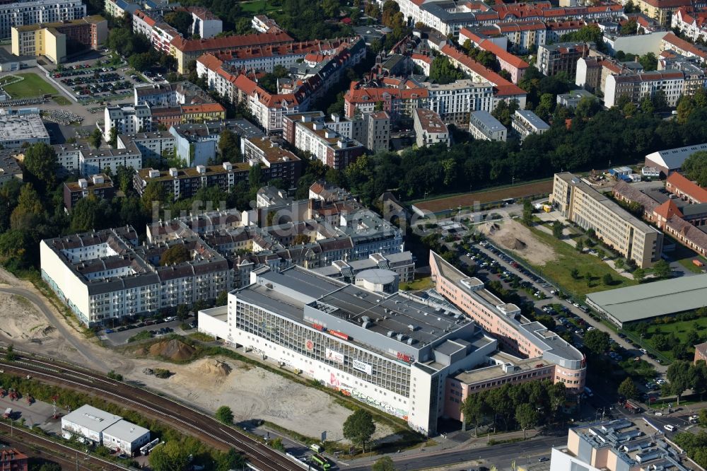 Luftbild Berlin - Gebäude des Einkaufszentrum Park Center Treptow Am Treptower Park im Ortsteil Treptow-Köpenick in Berlin, Deutschland