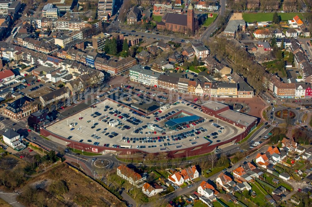 Kamp-Lintfort von oben - Gebäude des Einkaufszentrum und Parkdeck mit Kaufland und Expert Filialen in Kamp-Lintfort im Bundesland Nordrhein-Westfalen