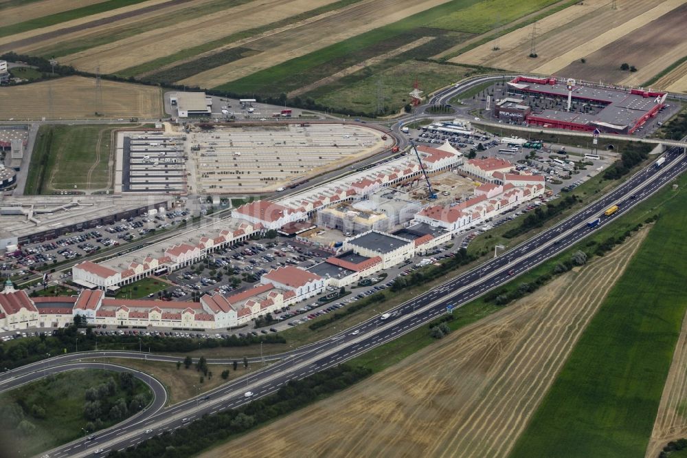 Parndorf aus der Vogelperspektive: Gebäude des Einkaufszentrum Parndorf Fashion Outlet an der Gewerbestraße in Parndorf in Burgenland, Österreich