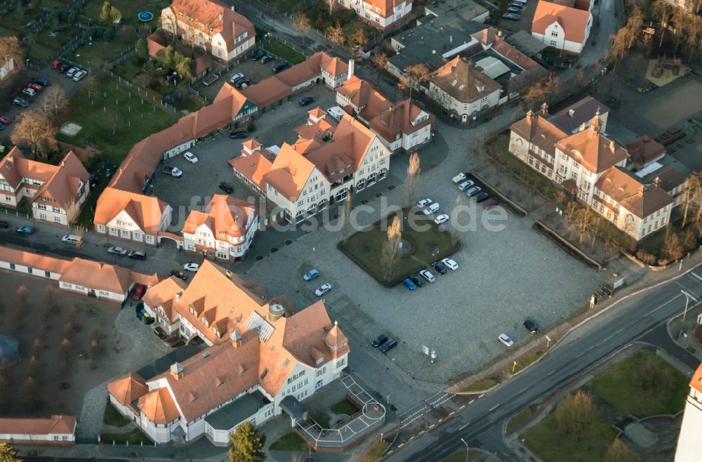 Senftenberg von oben - Gebäude des Einkaufszentrum am Platz des Friedens in Senftenberg im Bundesland Brandenburg