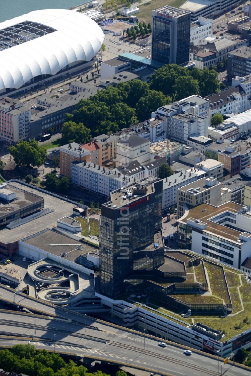 Luftaufnahme Ludwigshafen am Rhein - Gebäude des Einkaufszentrum Rathaus-Center Ludwigshafen in Ludwigshafen am Rhein im Bundesland Rheinland-Pfalz