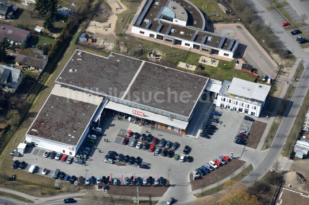 Luftbild Fredersdorf-Vogelsdorf - Gebäude des Einkaufszentrum REWE und DM Drogerie an der Brückenstraße in Fredersdorf-Vogelsdorf im Bundesland Brandenburg