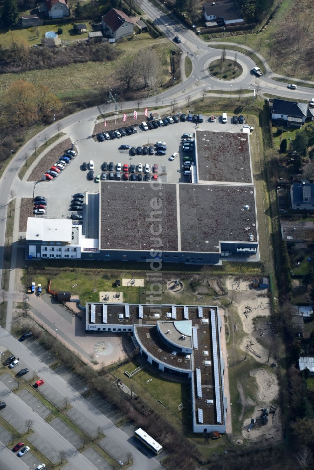 Luftbild Fredersdorf-Vogelsdorf - Gebäude des Einkaufszentrum REWE und DM Drogerie an der Brückenstraße in Fredersdorf-Vogelsdorf im Bundesland Brandenburg