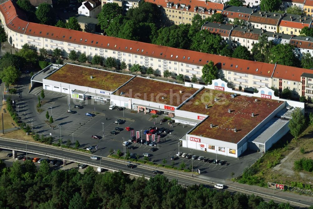 Berlin von oben - Gebäude des Einkaufszentrum an der Rummelsburger Landstraße im Ortsteil Treptow-Köpenick in Berlin, Deutschland