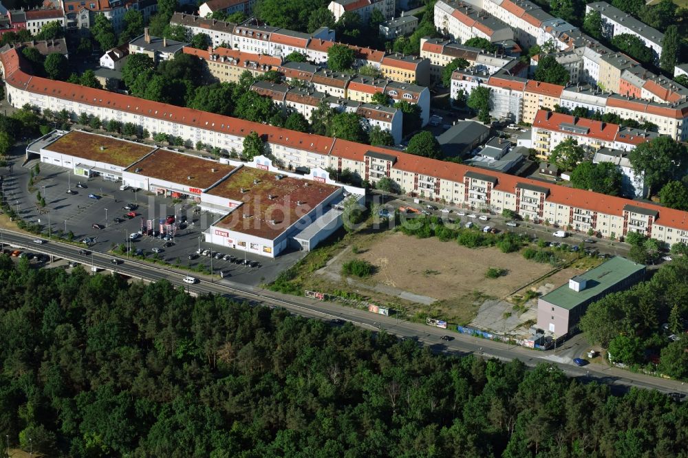 Berlin aus der Vogelperspektive: Gebäude des Einkaufszentrum an der Rummelsburger Landstraße im Ortsteil Treptow-Köpenick in Berlin, Deutschland