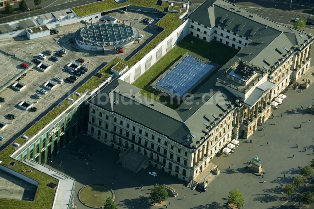 Braunschweig aus der Vogelperspektive: Gebäude des Einkaufszentrum Schloss-Arkaden Braunschweig am Ritterbrunnen in der Altstadt in Braunschweig im Bundesland Niedersachsen