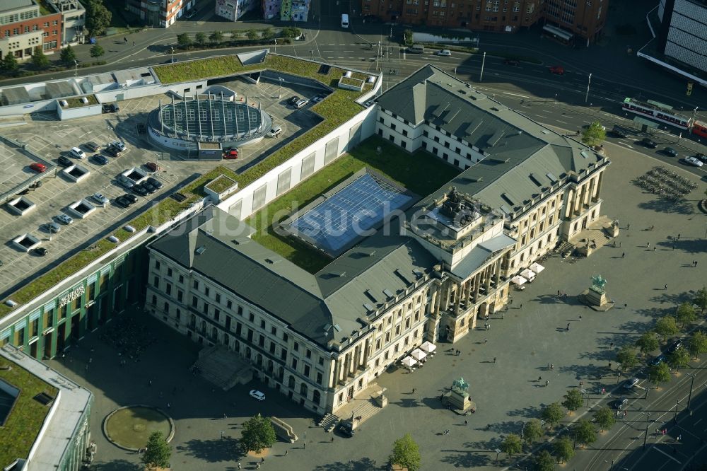 Luftaufnahme Braunschweig - Gebäude des Einkaufszentrum Schloss-Arkaden Braunschweig am Ritterbrunnen in der Altstadt in Braunschweig im Bundesland Niedersachsen