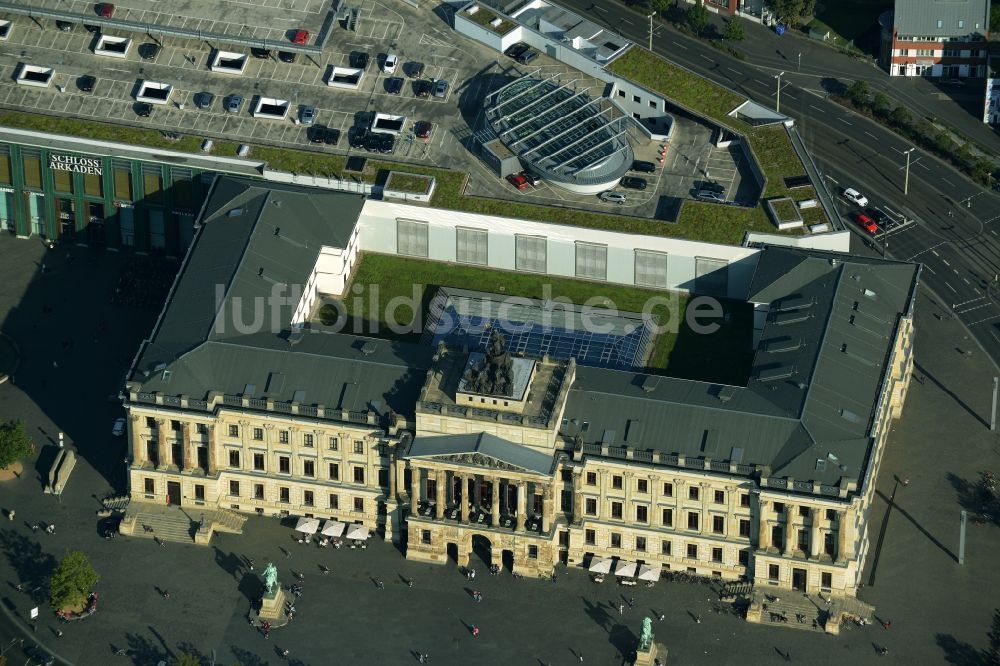 Braunschweig aus der Vogelperspektive: Gebäude des Einkaufszentrum Schloss-Arkaden Braunschweig am Ritterbrunnen in der Altstadt in Braunschweig im Bundesland Niedersachsen