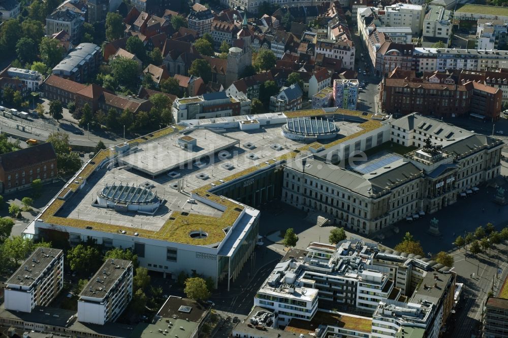 Braunschweig aus der Vogelperspektive: Gebäude des Einkaufszentrum Schloss-Arkaden Braunschweig am Ritterbrunnen in der Altstadt in Braunschweig im Bundesland Niedersachsen