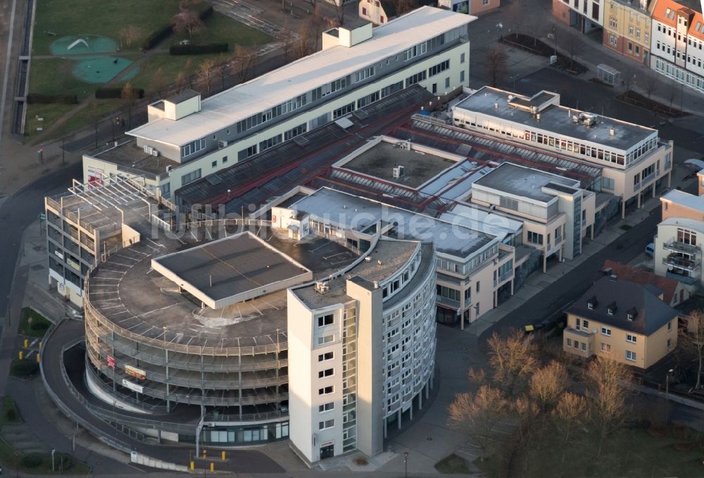 Senftenberg aus der Vogelperspektive: Gebäude des Einkaufszentrum Schlosspark-Center in Senftenberg im Bundesland Brandenburg