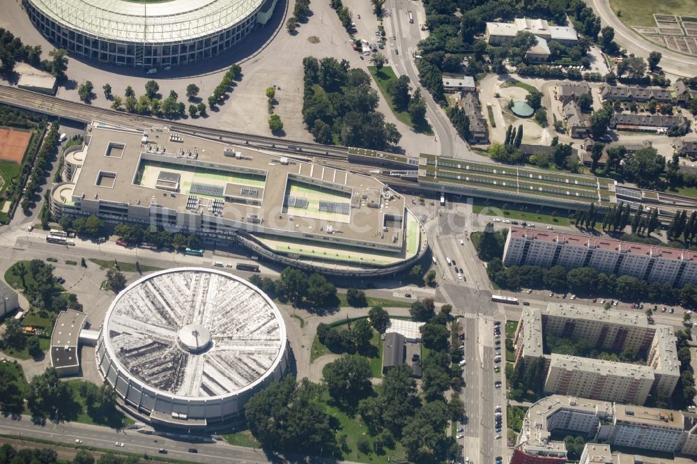 Luftaufnahme Wien - Gebäude des Einkaufszentrum Stadion Center und Ferry-Duskia-Stadion in Wien in Österreich