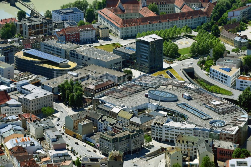 Passau aus der Vogelperspektive: Gebäude des Einkaufszentrum Stadtgalerie Passau an der Bahnhofstraße in Passau im Bundesland Bayern, Deutschland