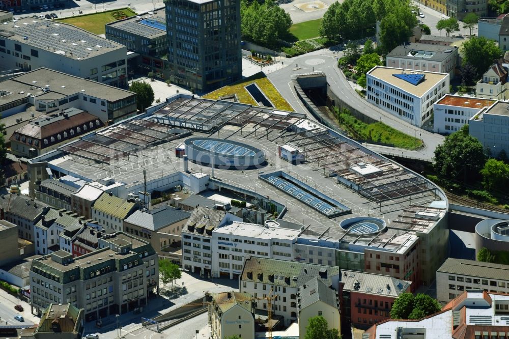 Luftbild Passau - Gebäude des Einkaufszentrum Stadtgalerie Passau an der Bahnhofstraße in Passau im Bundesland Bayern, Deutschland