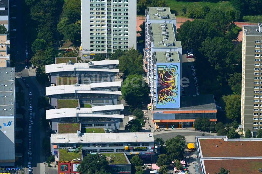 Berlin aus der Vogelperspektive: Gebäude des Einkaufszentrum Tierpark Center Berlin im Ortsteil Lichtenberg in Berlin