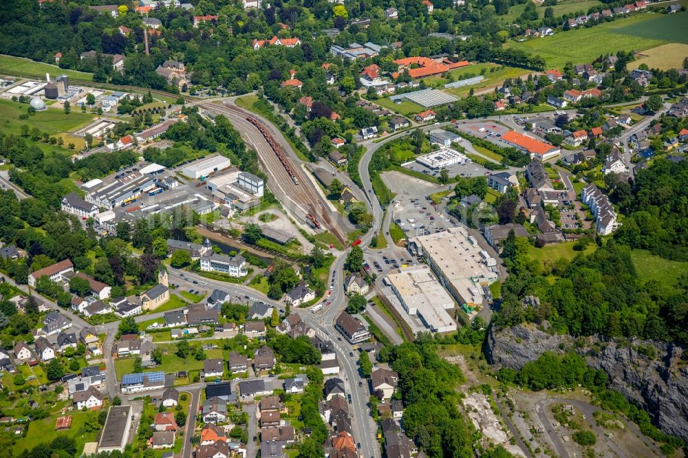 Warstein von oben - Gebäude des Einkaufszentrum in Warstein-Suttrop in Warstein im Bundesland Nordrhein-Westfalen