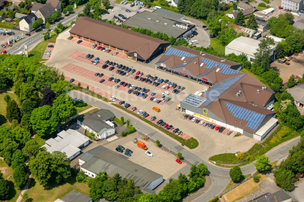 Breckerfeld von oben - Gebäude des Einkaufszentrum an der Windmühlenstraße - Frankfuter Straße - Langscheider Straße in Breckerfeld im Bundesland Nordrhein-Westfalen - NRW, Deutschland