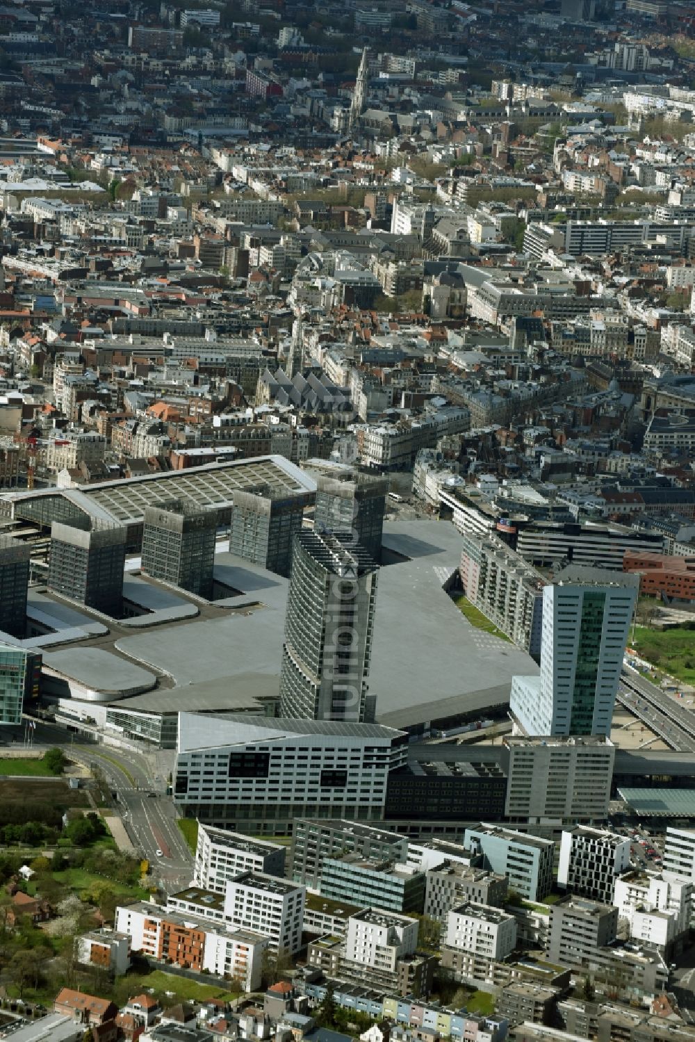 Luftaufnahme Lille - Gebäude des Einkaufszentrum und Wohnkomplex Euralille zwischen Centre Commercial und der Avenue Willy Brandt in Lille in Nord-Pas-de-Calais Picardie, Frankreich